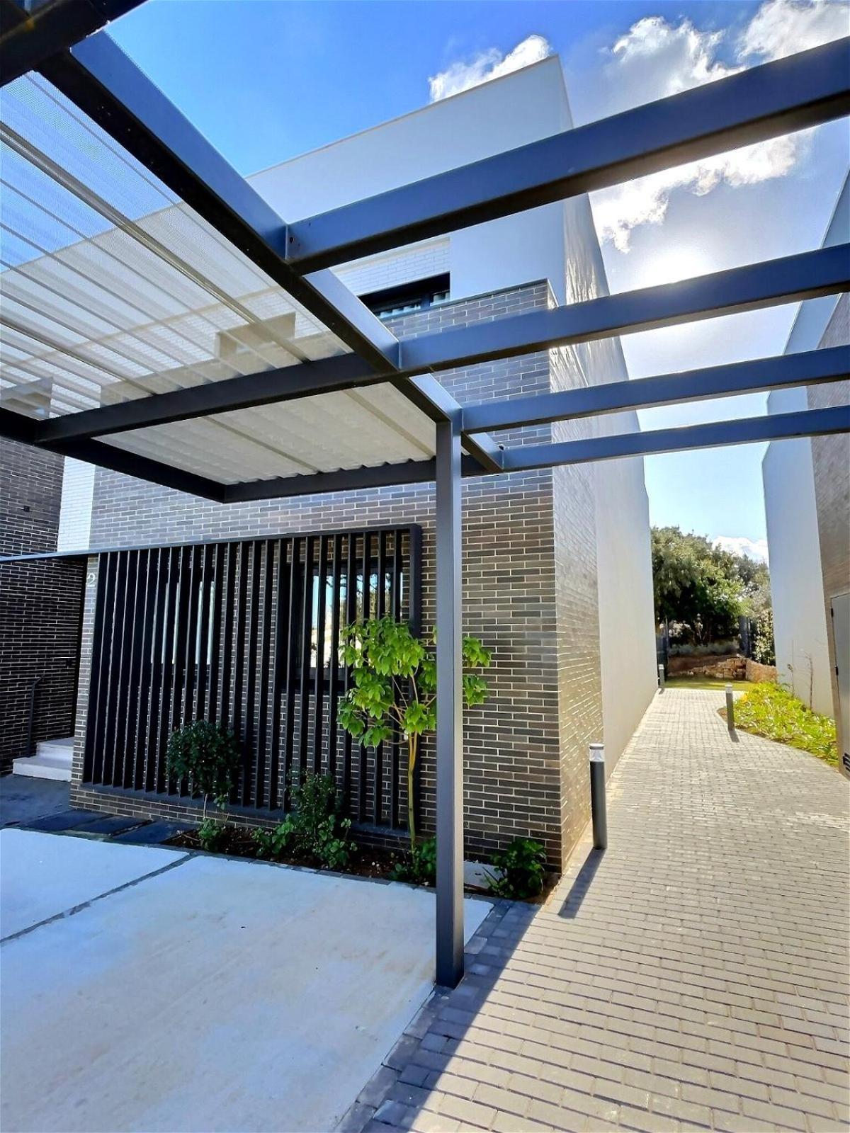 Golf Club, Step Into Elegance With 3-bedroom Luxury Modern Townhouse Close To Sotogrande Ferienhaus *