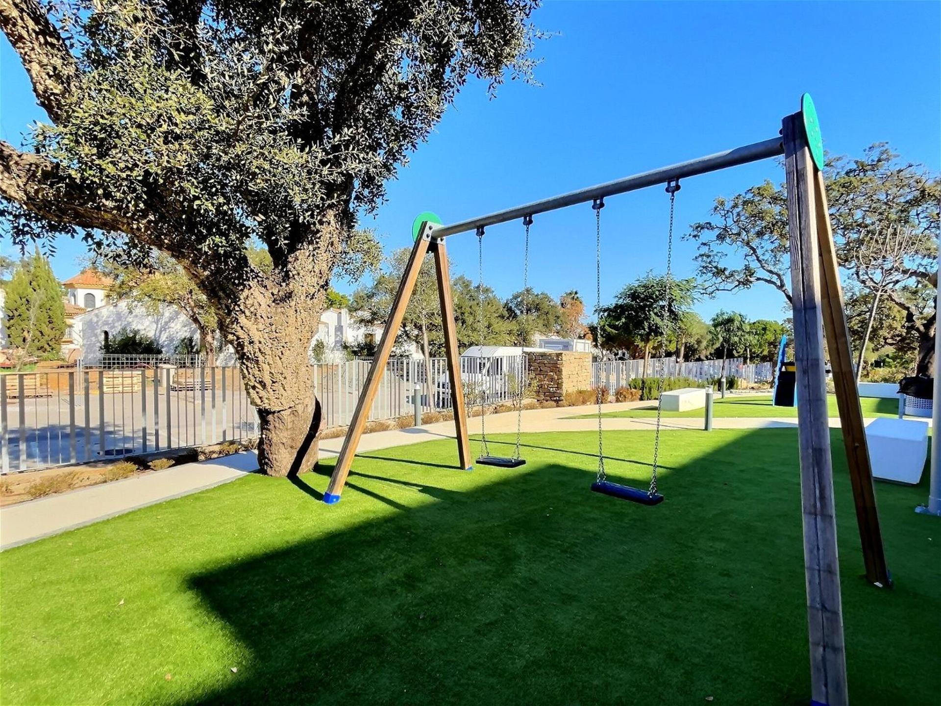 Golf Club, Step Into Elegance With 3-bedroom Luxury Modern Townhouse Close To Sotogrande *